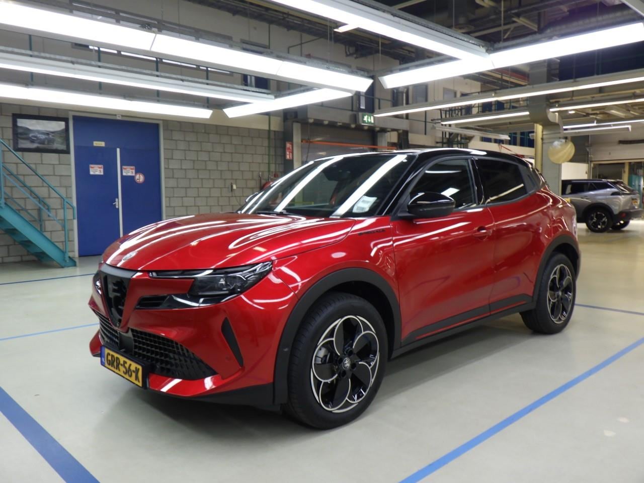 Alfa Romeo Junior - Elettrica Speciale 54 kWh 156pk | Pack Sport + Techno | Elektr. Stoelen | Warmtepomp | Ada - AutoWereld.nl