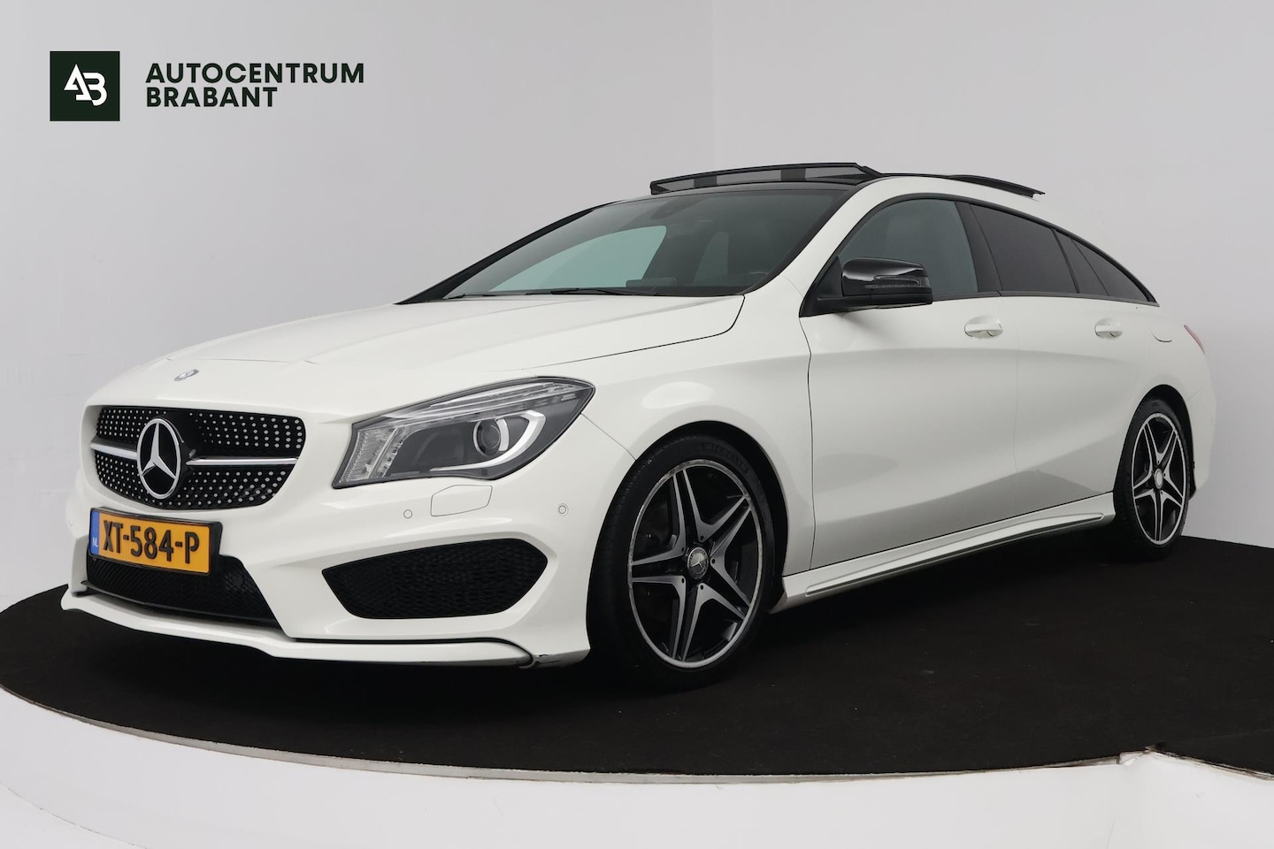 Mercedes-Benz CLA-klasse Shooting Brake - 180 OrangeArt Edition (PANORAMADAK, TREKHAAK, CAMERA, STOELVERWARMING) - AutoWereld.nl