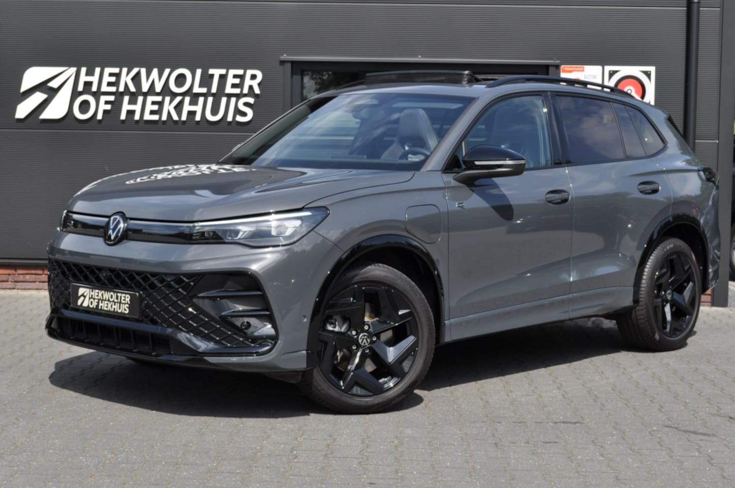 Volkswagen Tiguan - 1.5 eHybrid R-Line Black Style | Trekhaak | Panodak | IQ | 360 | - AutoWereld.nl
