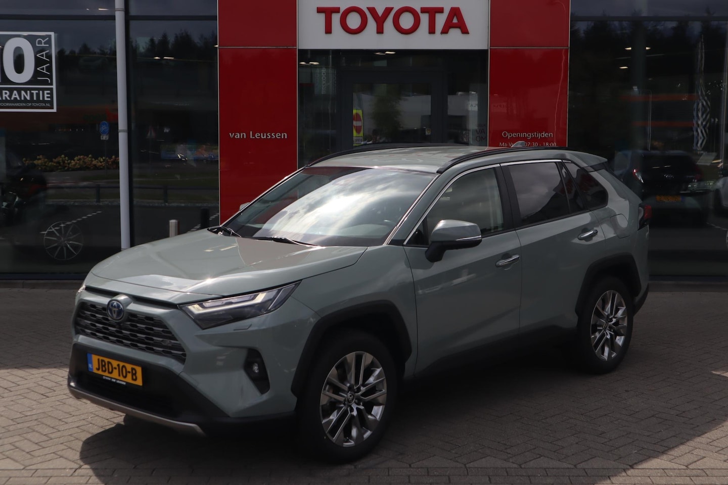 Toyota RAV4 - 2.5 HYBRID AWD EXECUTIVE TREKHAAK APPLE/ANDROID STUUR/STOELVERW EL-ACHTERKLEP BSM PARK-SEN - AutoWereld.nl