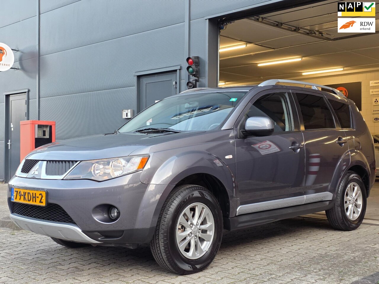 Mitsubishi Outlander - 2.4 Inspire 2WD / NAP / CRUISE / AFN. TREKH. / PRIVACY GLASS / ACHTERBANK VERSTELB. / EXTR - AutoWereld.nl