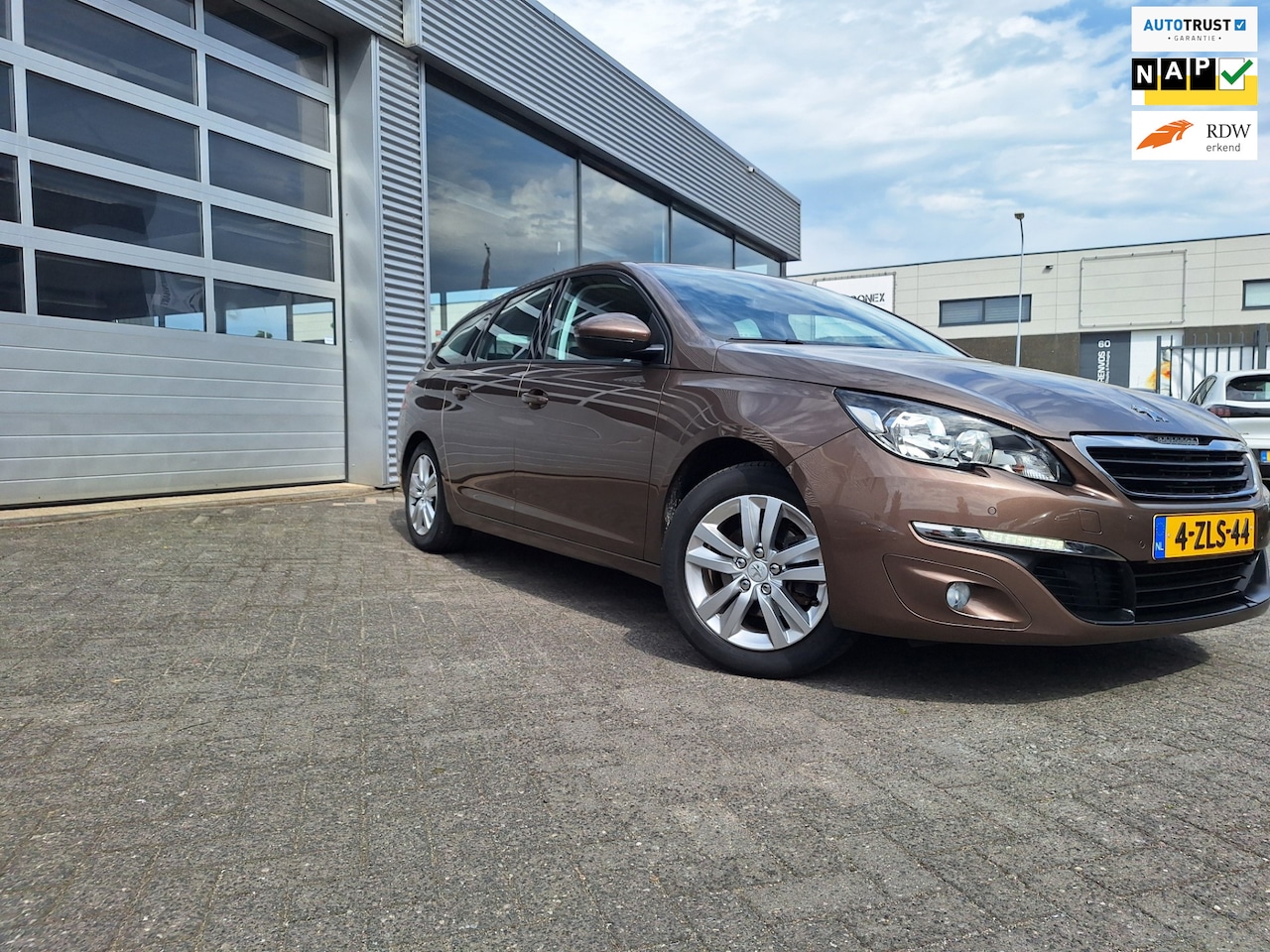 Peugeot 308 SW - 1.2 PureTech Executive*Cruise*Lm vbelgen*Pdc*Dealer onderh*Distribitie vervangen* - AutoWereld.nl