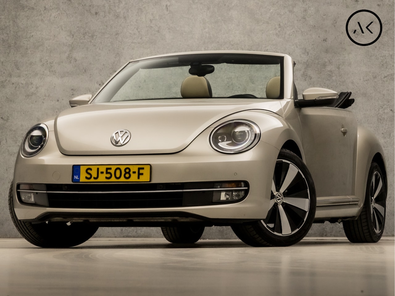 Volkswagen Beetle Cabriolet - 1.2 TSI Sportline Automaat (NAVIGATIE, BI-COLOR, KEYLESS, XENON, LEDER, SPORTSTOELEN, STOE - AutoWereld.nl