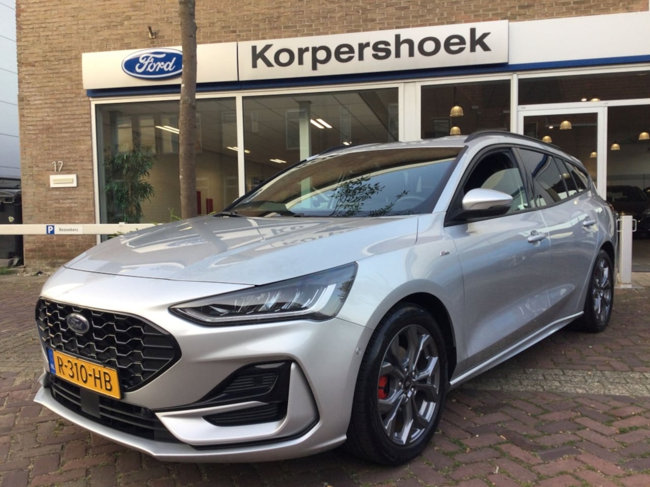 Ford Focus Wagon - 1.0 EBH 125 pk ST Line | Trekhaak | Camera achter - AutoWereld.nl