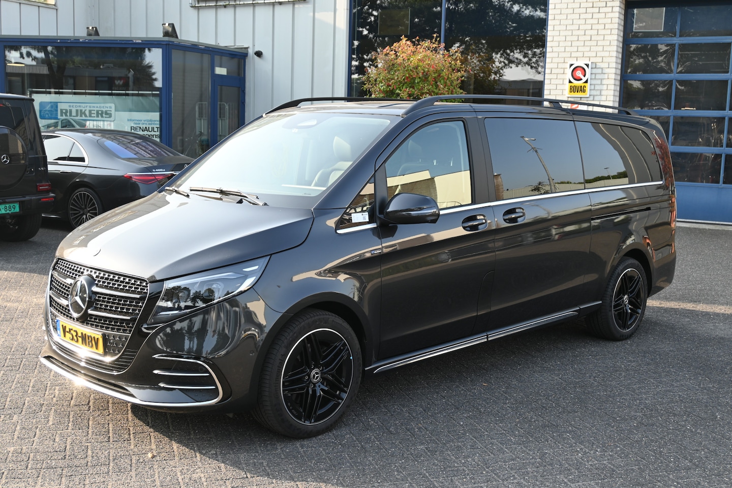 Mercedes-Benz V-klasse - 300d 4-Matic AMG L3 DC 4x4 Distronic, 360 Camera, Elektrische schuifdeuren - AutoWereld.nl