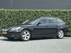 BMW 5-serie Touring - 520i FACELIFT MODEL, NL AUTO, NAP LOGISCH, NAVI, CRUISE, ECC-AIRCO, LICHTMETAAL 17"