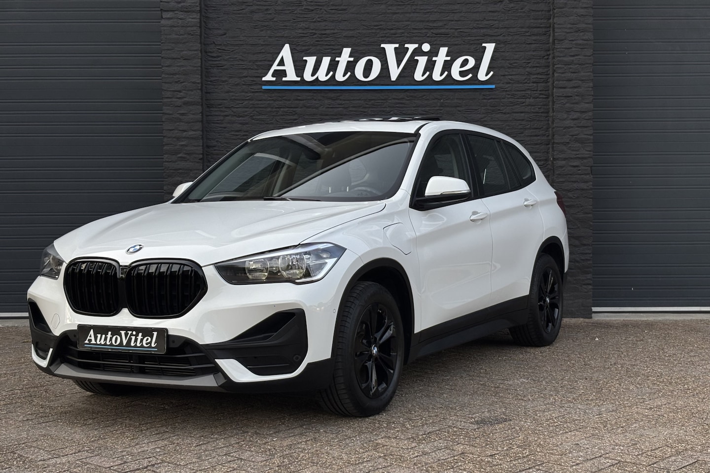 BMW X1 - xDrive25e | Panodak | Camera | Stoelverwarming | Apple Carplay | LED - AutoWereld.nl