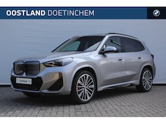 BMW iX1 - eDrive20 M Sport / Trekhaak / Sportstoelen / Achteruitrijcamera / M Adaptief onderstel / C