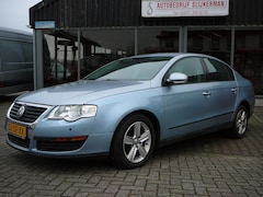 Volkswagen Passat - 2.0 FSI Trendline (parkeer sensoren voor en achter)