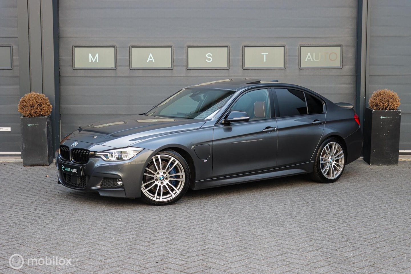 BMW 3-serie - 330e M-sport | HUD | Pano | ACC | Individual | LED - AutoWereld.nl
