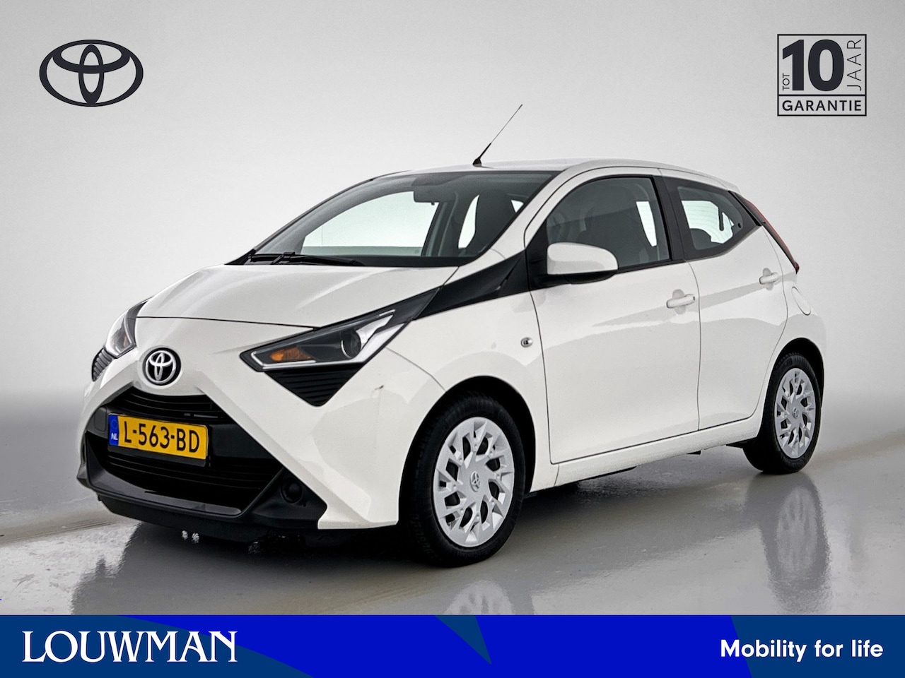 Toyota Aygo - 1.0 VVT-i x-play | 1e Eigenaar | BTW'er | Camera | Apple Carplay / Android Auto | - AutoWereld.nl