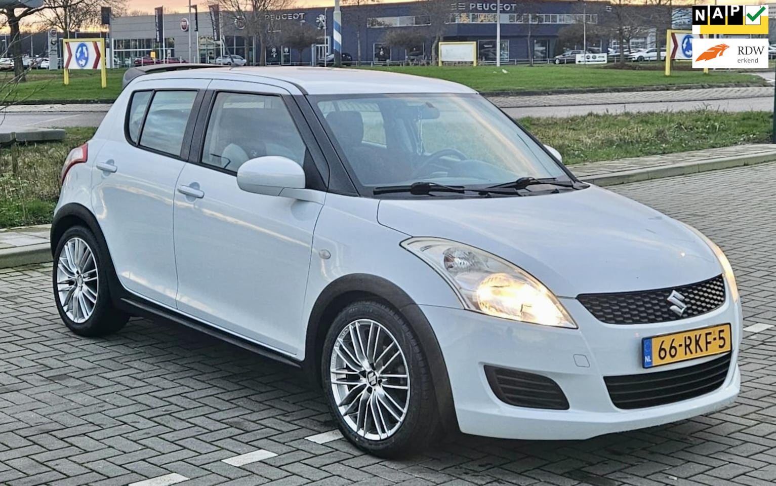 Suzuki Swift - 1.2 Sport-line pearl white-black edition airco - AutoWereld.nl