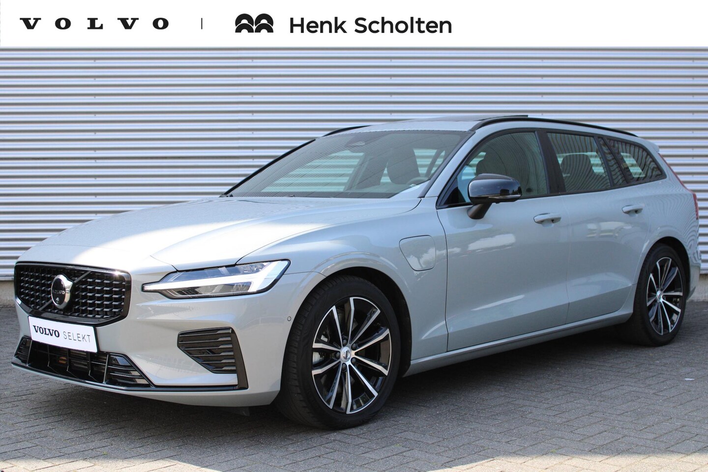 Volvo V60 - T6 Plug-in hybrid AWD Plus Dark | Panoramadak | Verwarmbare Voorstoelen (met geheugen), St - AutoWereld.nl