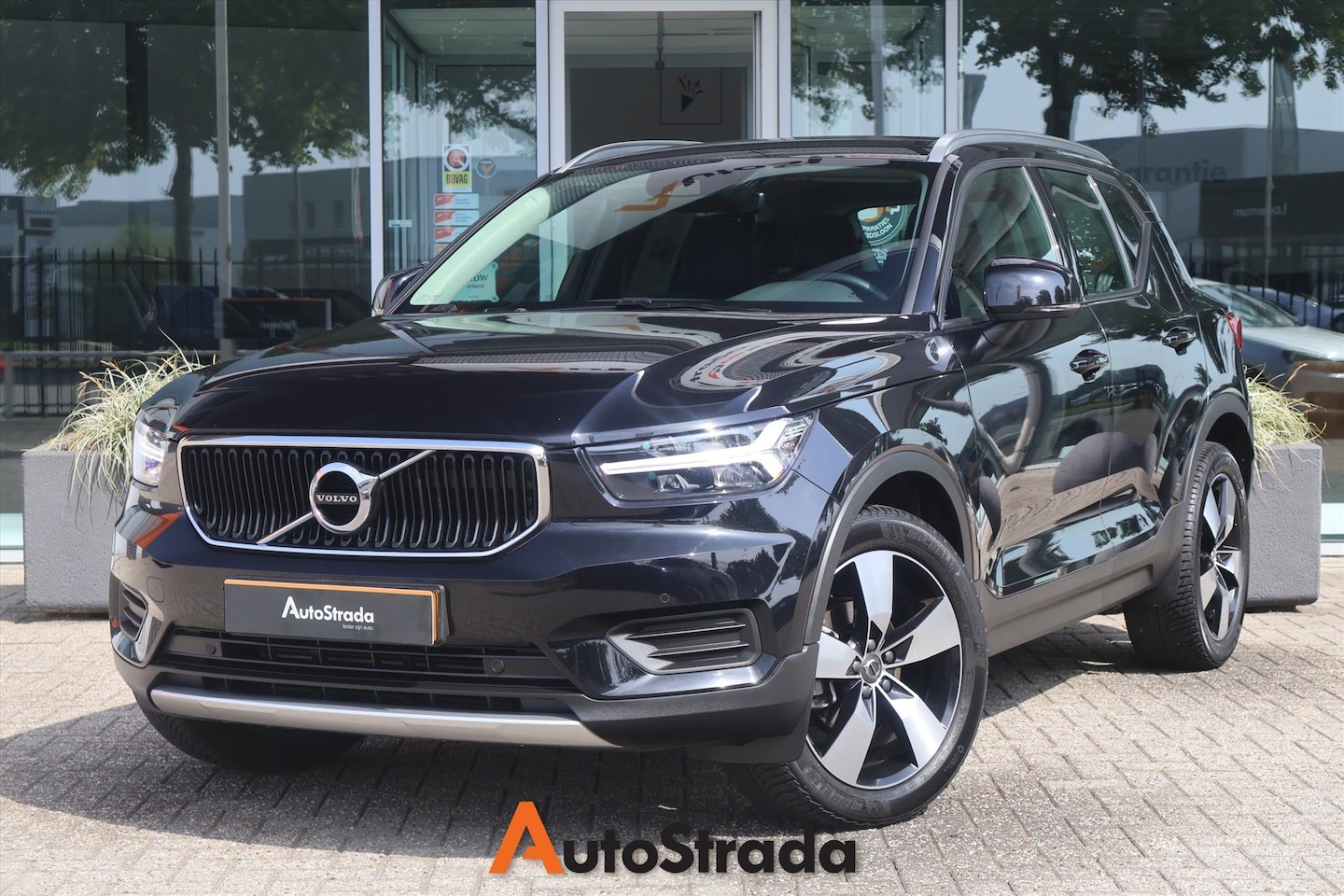 Volvo XC40 - T2 Momentum 129pk Geartronic | Camera | Trekhaak | LED | Carplay | Cruise | Climate - AutoWereld.nl