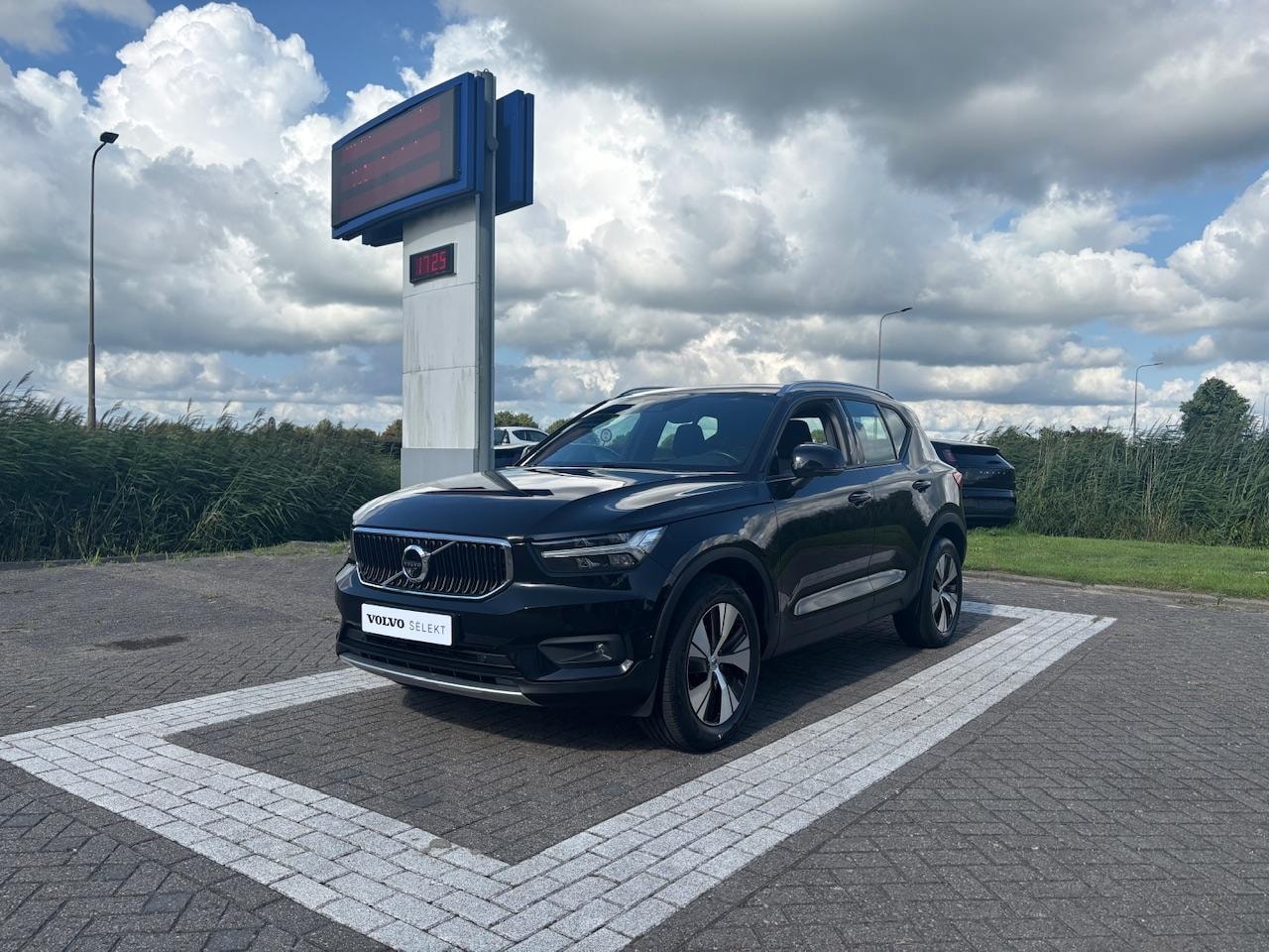 Volvo XC40 - T2 Business Pro |Trekhaak|Park.Camera|Handgeschakeld - AutoWereld.nl