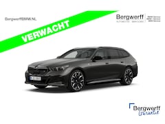 BMW i5 Touring - M60 xDrive - Pano - Trekhaak - Driving Ass Prof - Onderstel Prof - Harman Kardon