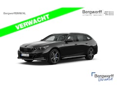 BMW i5 Touring - eDrive40 M Sport Pro - Onderstel Prof - Pano - Trekhaak - Driving + Parking Ass Prof - Bow