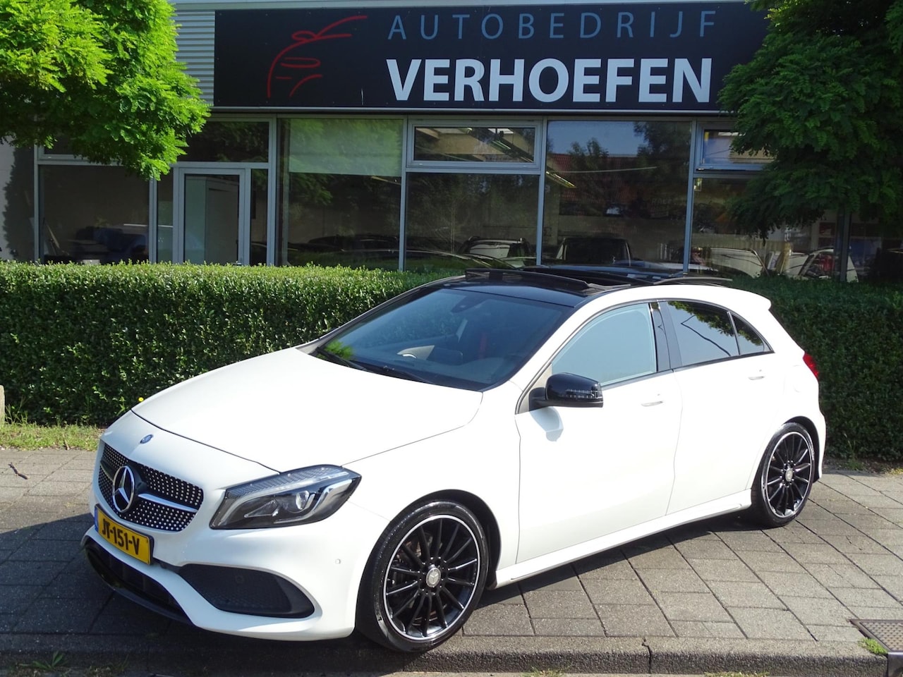 Mercedes-Benz A-klasse - 180 Ambition - AUTOMAAT - PANORAMADAK - KUIPSTOELEN - AMG STYLING - NAVI - XENON - CARBON - AutoWereld.nl