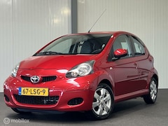 Toyota Aygo - 1.0-12V Aspiration Red AUTOMAAT [ NAP airco LM ]