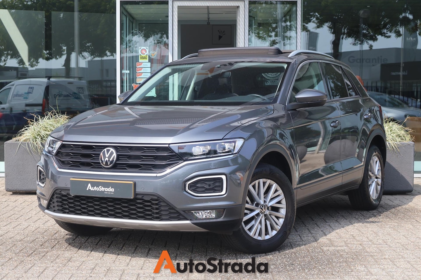 Volkswagen T-Roc - 1.0 Style TSI 115pk | Virtual | Pano | Sensoren | LED | Adaptive | Climate | Navi | Carpla - AutoWereld.nl