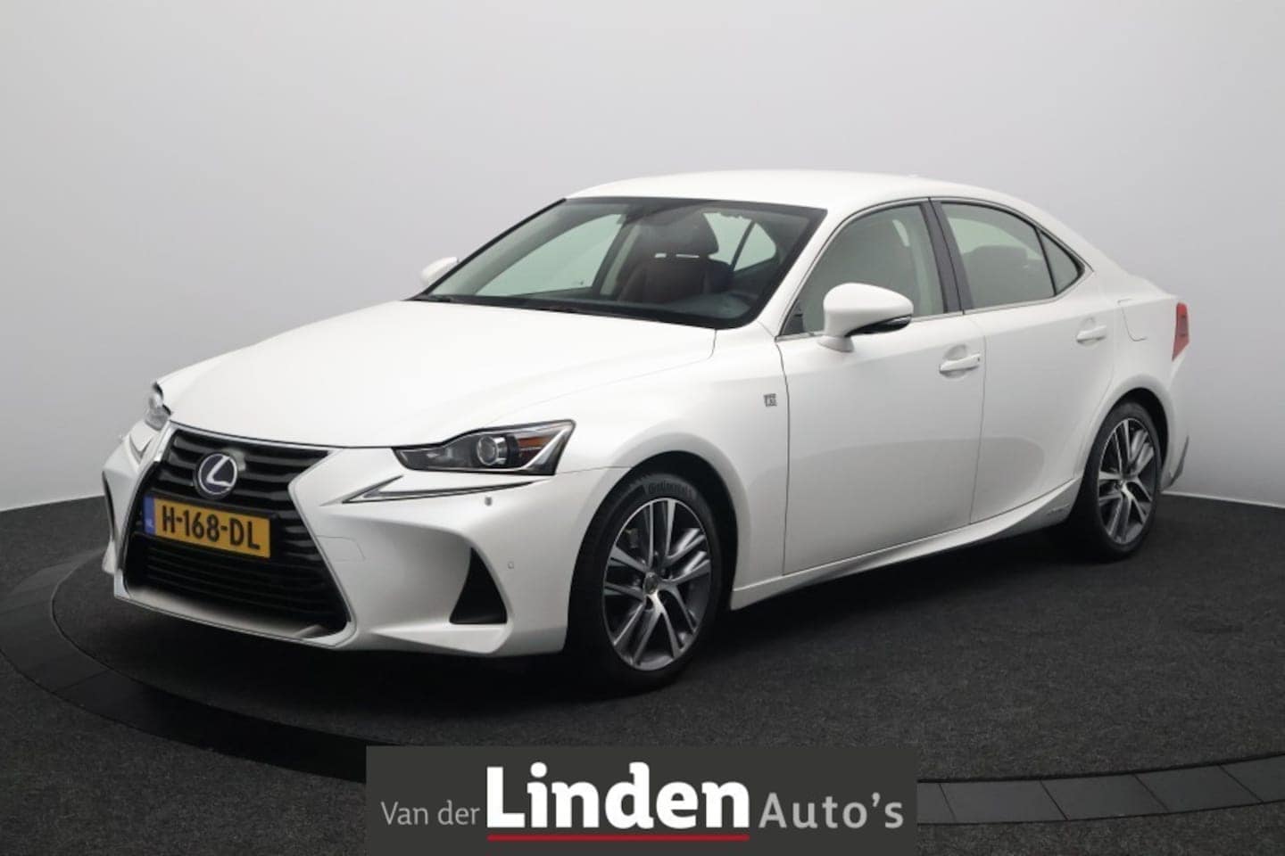 Lexus IS - 300h Hybrid Edition 30 | Camera | Climate Control | Navigatie | Stoelverwarming - AutoWereld.nl
