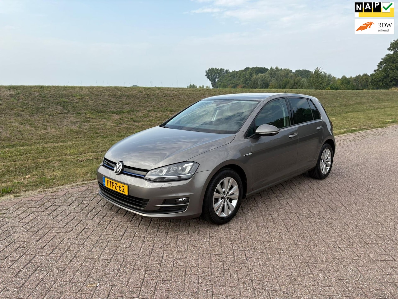Volkswagen Golf - 1.6 TDI Edition BlueMotion Airco Navi Pdc Voor En Achter Cruise Zeer Nette Auto - AutoWereld.nl