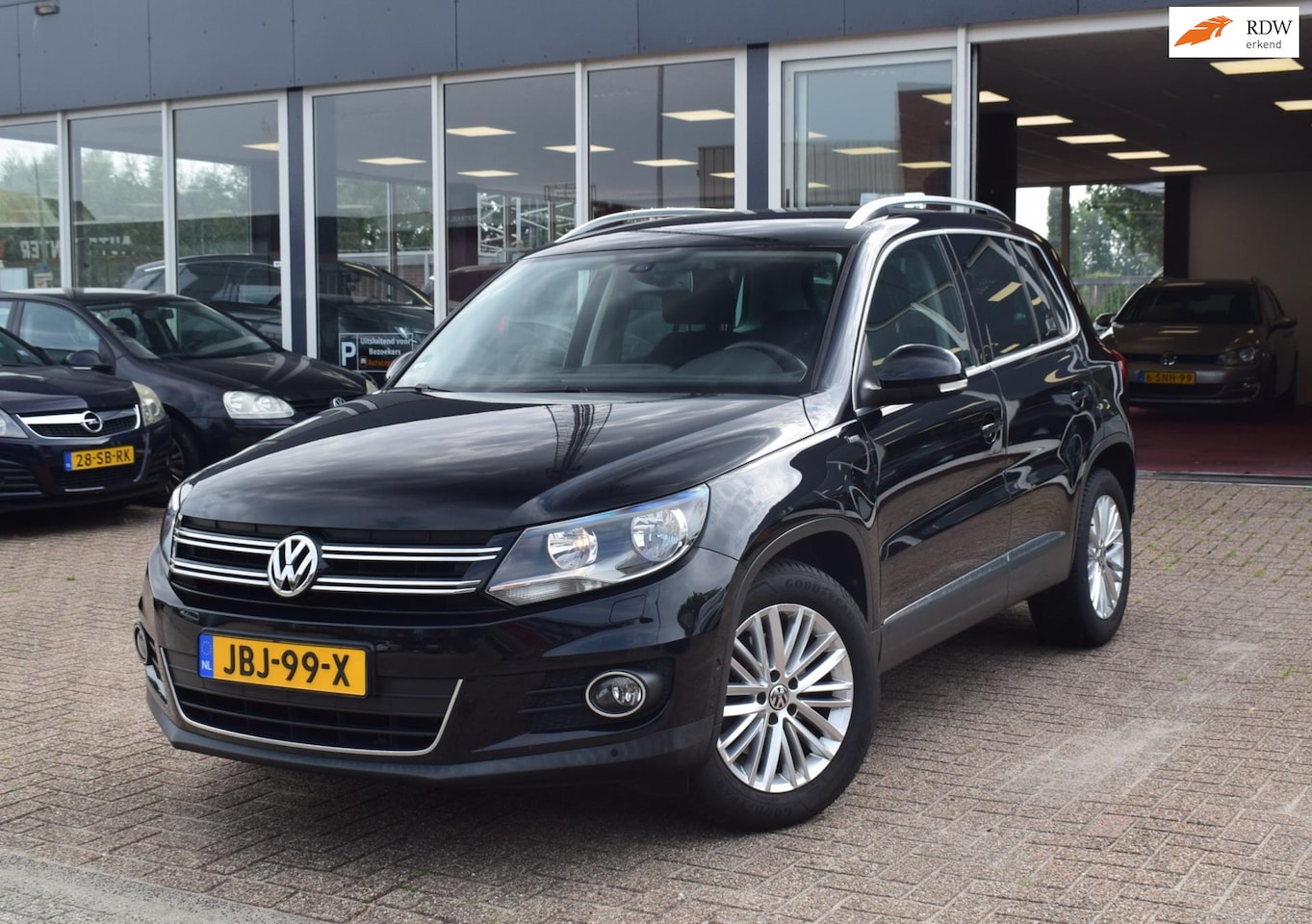 Volkswagen Tiguan - 1.4 TSI Sport&Style BlueMotion Tech|VOOR EN ACHTER SENSOREN|NAVIGATIE|CRUISE en CLIMATE CO - AutoWereld.nl