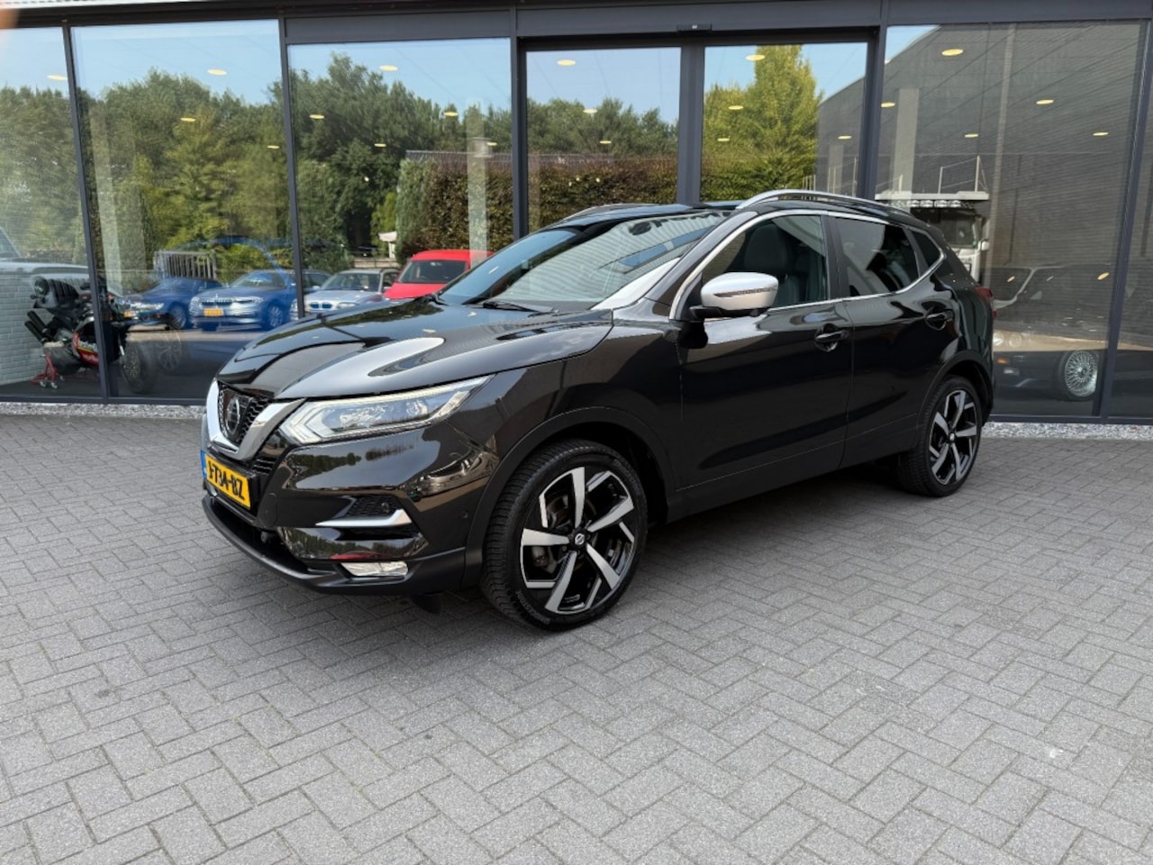 Nissan Qashqai - 1.2 Tekna 1.2 TEKNA +,Pano,Luxe Leder,LED,360 cam,BLIS,Lane ass.,Trekhk,BOSE - AutoWereld.nl