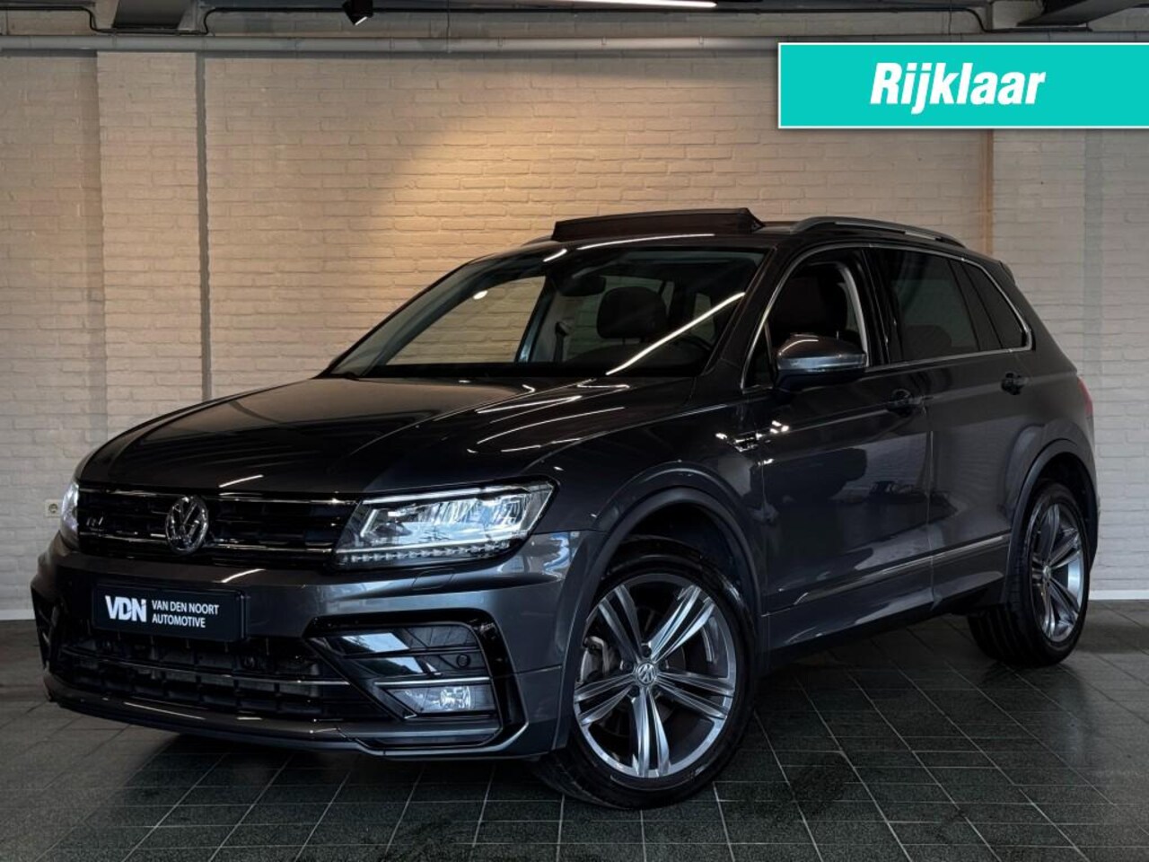 Volkswagen Tiguan - 2.0 TSI 4Motion 220pk Highline Business R Pano Virtual Alcantara 19 inch - AutoWereld.nl