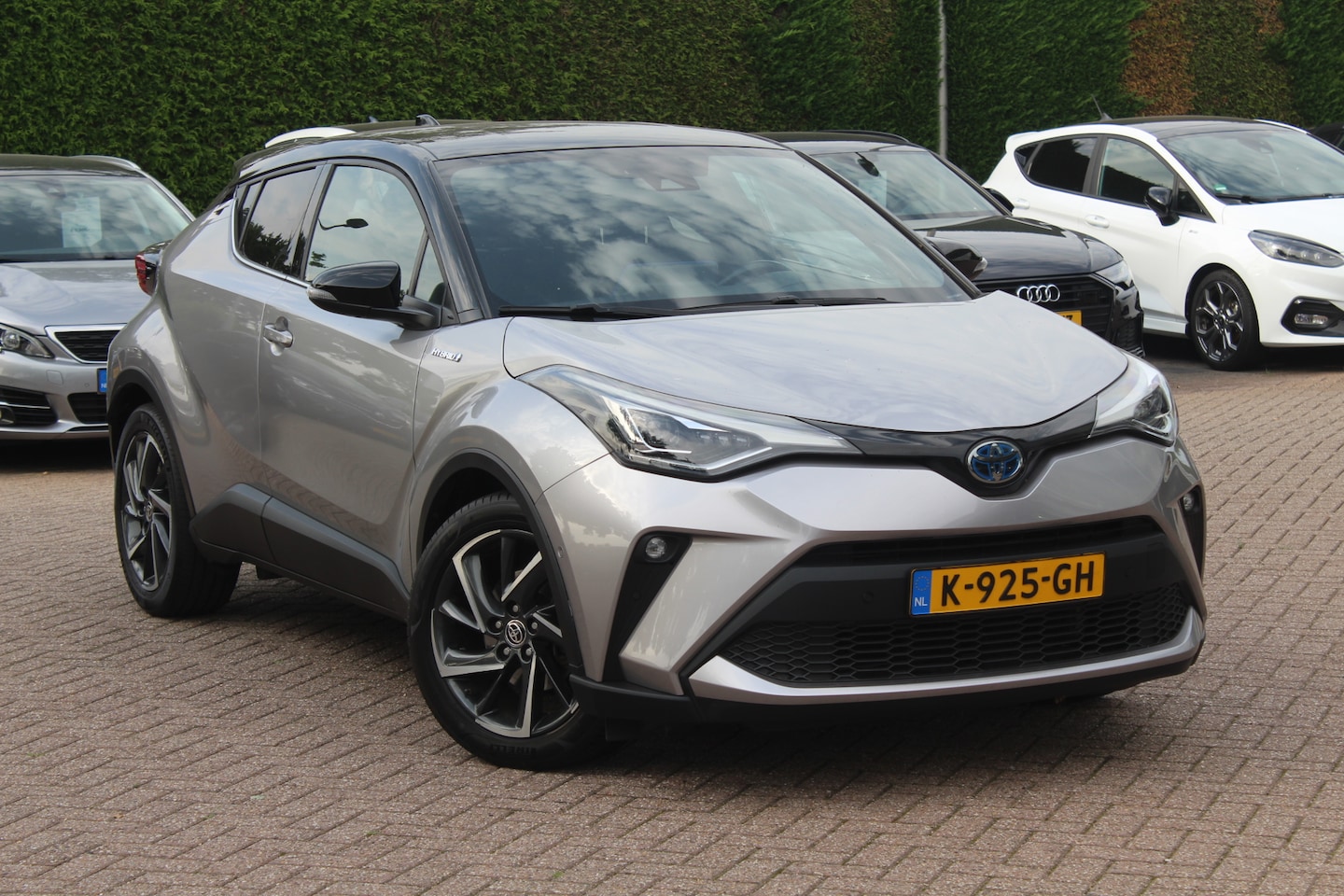 Toyota C-HR - 2.0 Hybrid Bi-Tone / Trekhaak / Camera / Leder / 18'' / Navigatie / Keyless / DAB / ACC - AutoWereld.nl