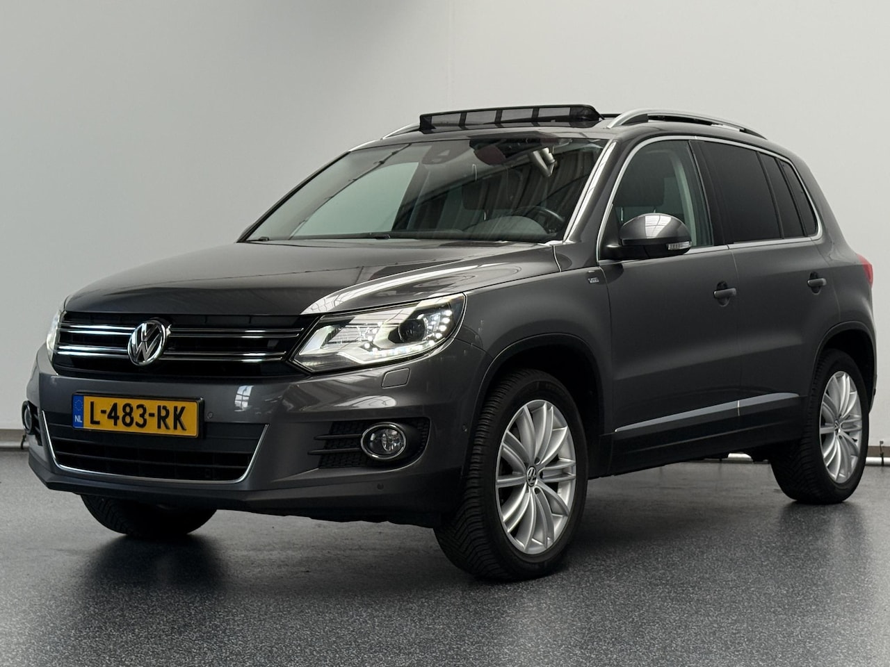 Volkswagen Tiguan - 2.0 TSI Sport&Style 4Motion Automaat | Schuifdak | Xenon | Camera - AutoWereld.nl