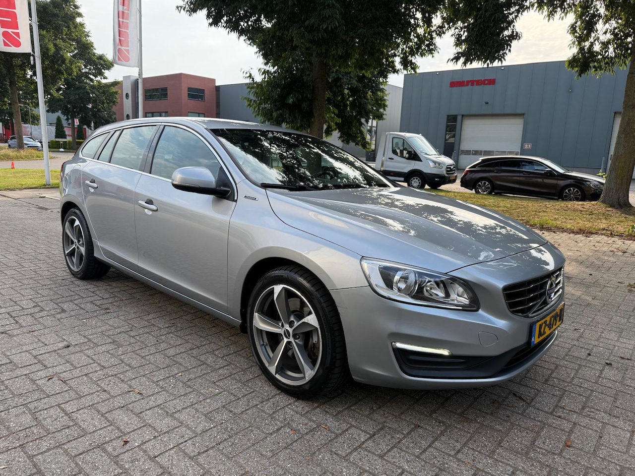 Volvo V60 - 2.4 D5 Twin Engine Lease Edition AUTOMAT - AutoWereld.nl