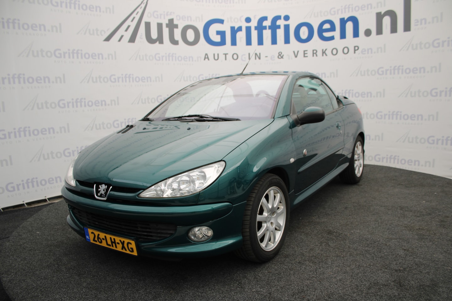 Peugeot 206 CC - 1.6-16V Roland Garros nette cabrio met trekhaak - AutoWereld.nl