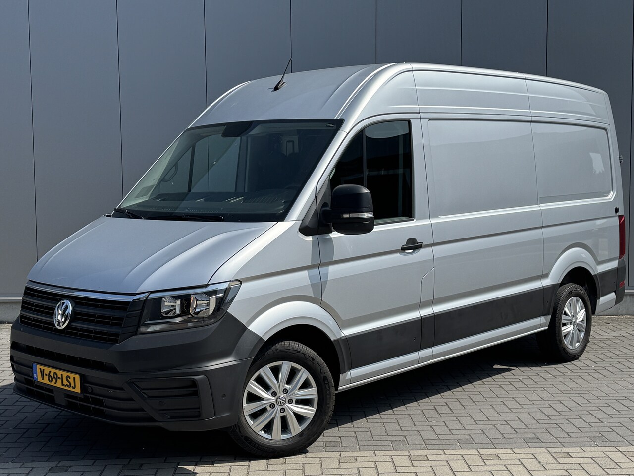 Volkswagen Crafter - 30 2.0 TDI Highline L3H3 Dodehoekdetectie/Navi/Camera/PDC - AutoWereld.nl