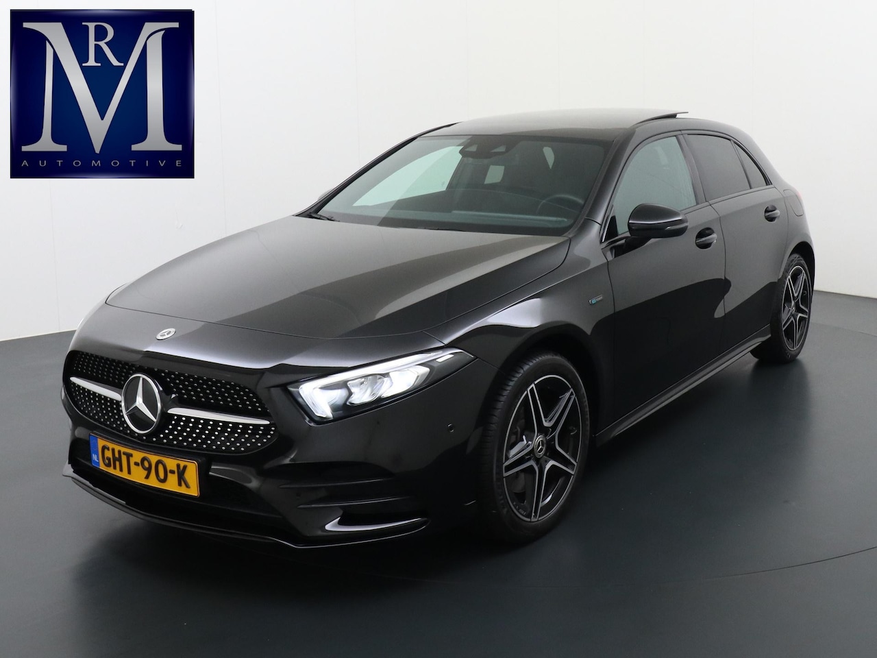 Mercedes-Benz A-klasse - 250 e Business Solution AMG Limited PHEV PLUG-IN HYBRIDE| PANORAMA DAK | AMBILIGHT | STOEL - AutoWereld.nl