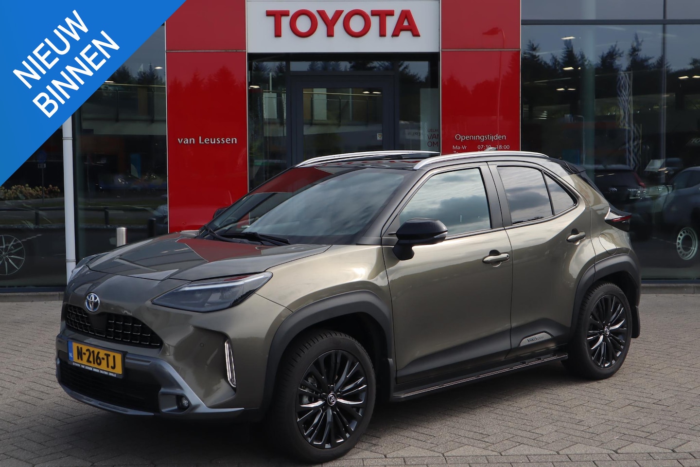 Toyota Yaris Cross - 1.5 HYBRID ADVENTURE PANODAK AFN. TREKHAAK TREEPLANKEN BLISS STOEL/STUURVERW. EL-ACHTERKLE - AutoWereld.nl