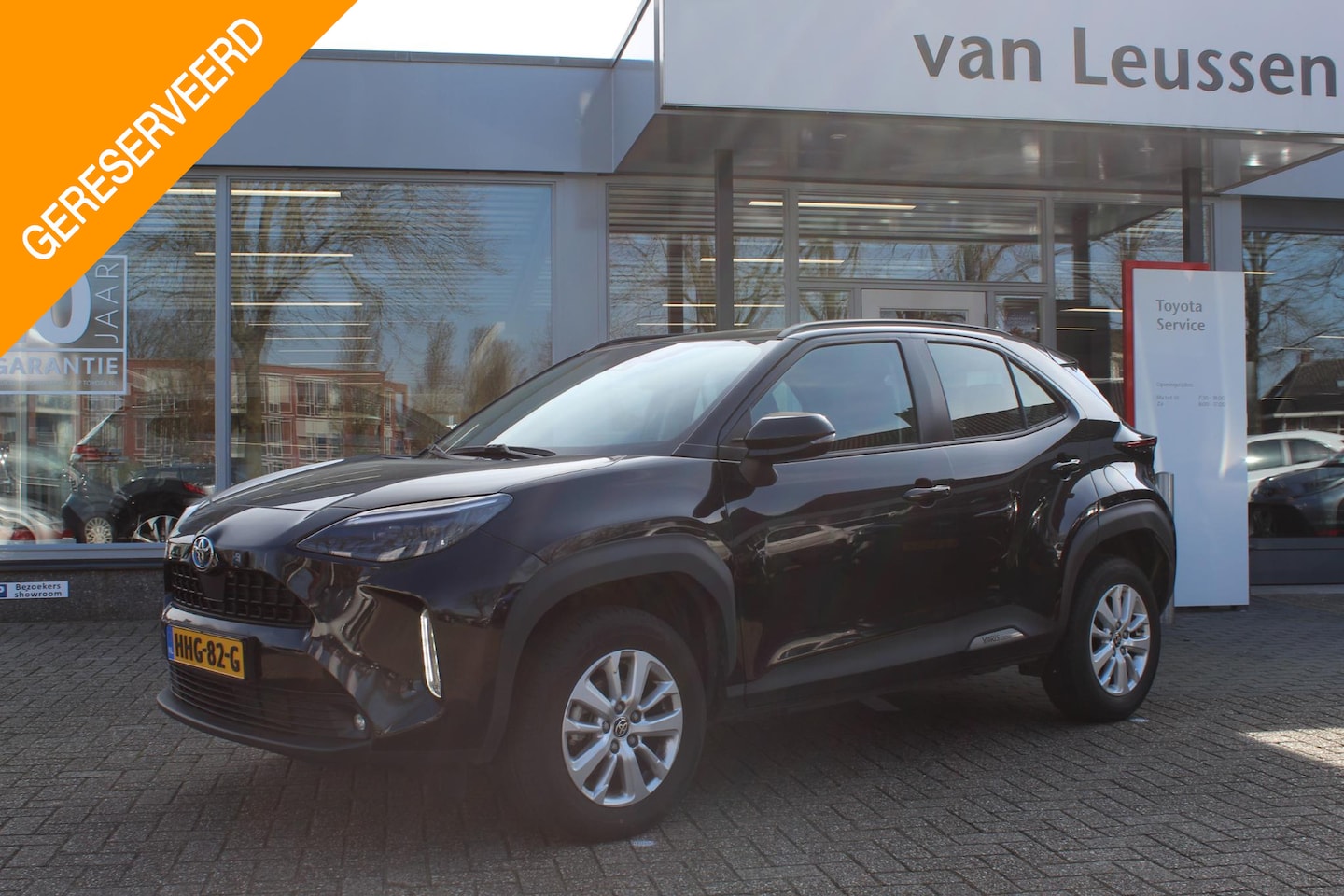 Toyota Yaris Cross - 1.5 HYBRID KEYLESS STOEL-STUUR & WISSERVERW. EL ACHTERKLEP NAVI LED VERLICHTING HEAD-UP DI - AutoWereld.nl