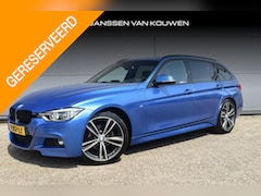 BMW 3-serie Touring - 320i High Executive Trekhaak elektrisch wegklapbaar Stoelverwarming Navigatie Automaat