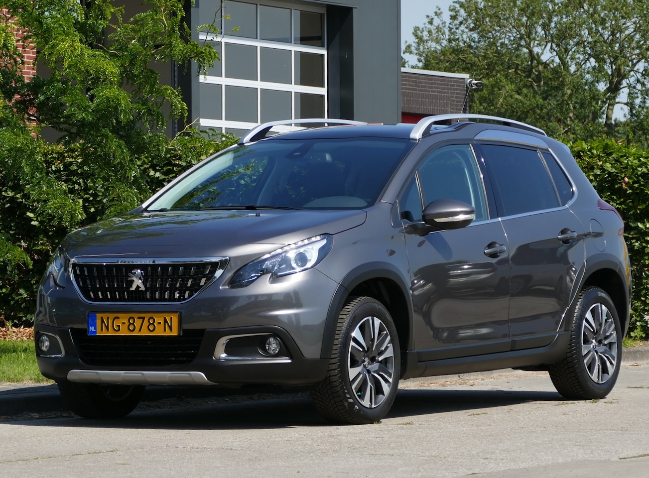 Peugeot 2008 - 1.2 PureTech Allure | navigatie | all-season-banden | panoramadak - AutoWereld.nl