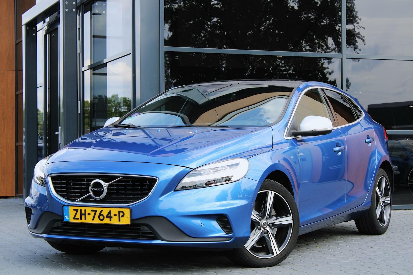 Volvo V40 - 1.5 T3 Polar+ Sport AUT | Pano | H&K | LED | Stoelverwarming - AutoWereld.nl