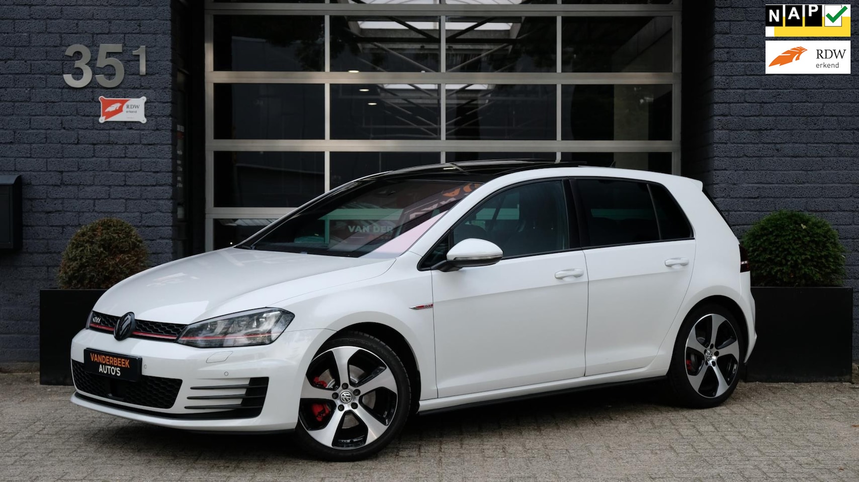Volkswagen Golf - 2.0 TSI GTI ACC|PANO|DEALER ONDERHOUDEN - AutoWereld.nl