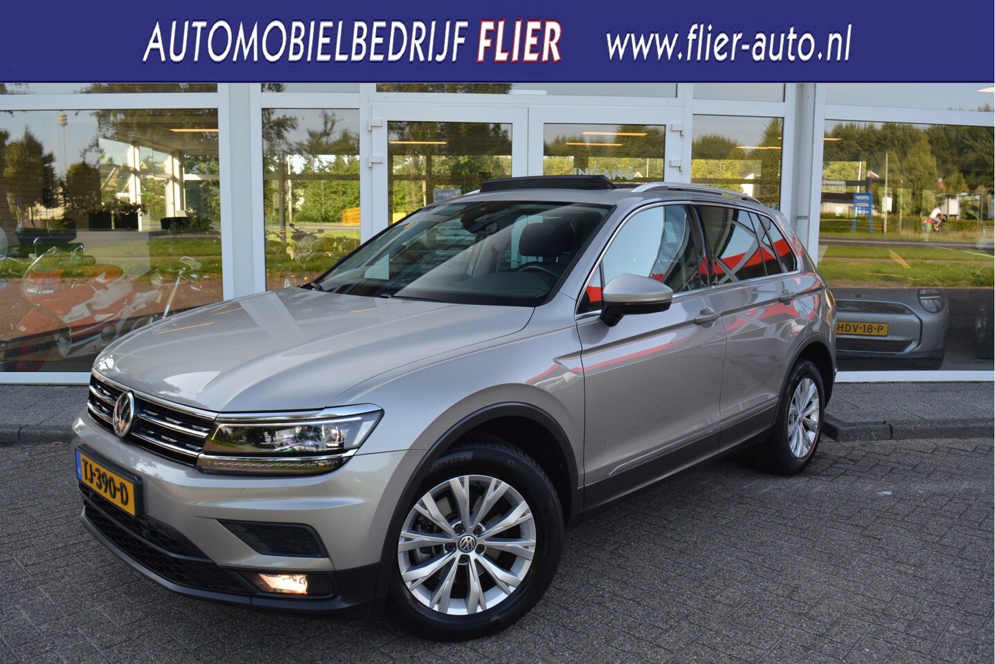 Volkswagen Tiguan - 1.4 150PK TSI 4Motion Exclusive | Pano | Trekhaak | Adaptive | Orig. NL | - AutoWereld.nl