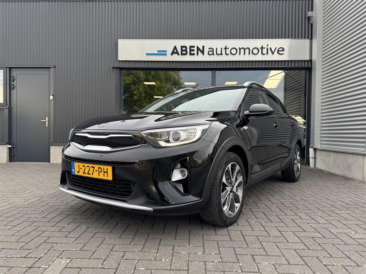 Kia Stonic - 1.0 T-GDi Sports Edition 1.0 T-GDI 100PK Sports Edition (NAVI|CAMERA|TREKHAAK|CARPLAY) - AutoWereld.nl