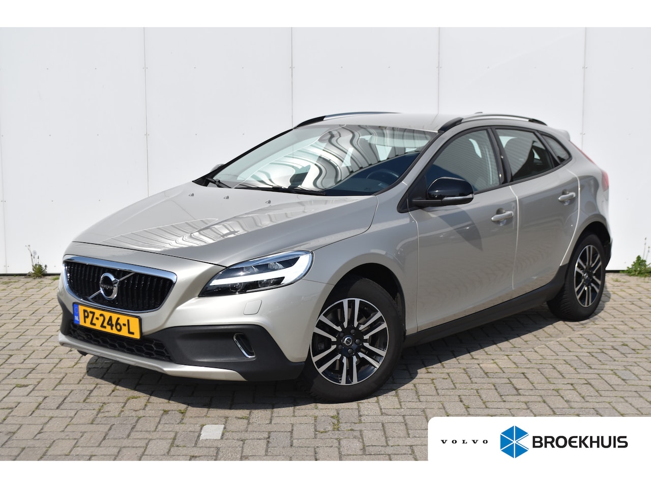 Volvo V40 Cross Country - 2.0 T3 Nordic+ | Dealer Onderhouden! | DAB+ | Standkachel | Luminous Sand! - AutoWereld.nl