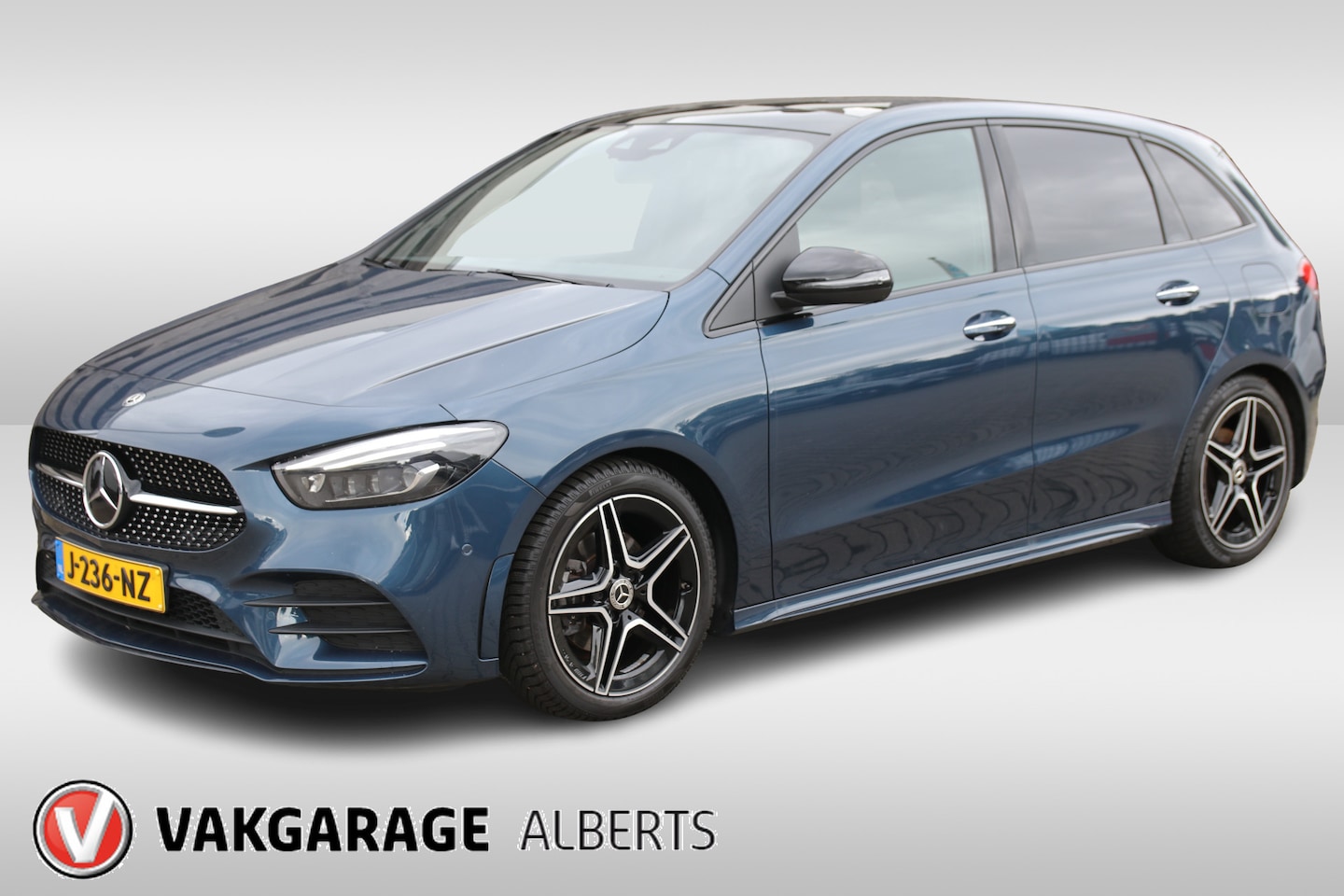 Mercedes-Benz B-klasse - 180 Business Solution AMG / Climate / Trekhaak / Navi - AutoWereld.nl