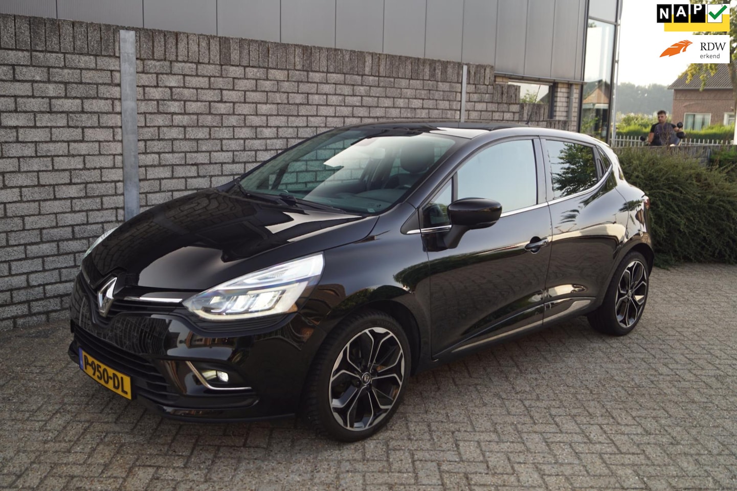 Renault Clio - 0.9 TCe Bose Intense 5 Deurs Panodak Leder/Alcantara Sportst Stoelverw Navi Camera Clima C - AutoWereld.nl