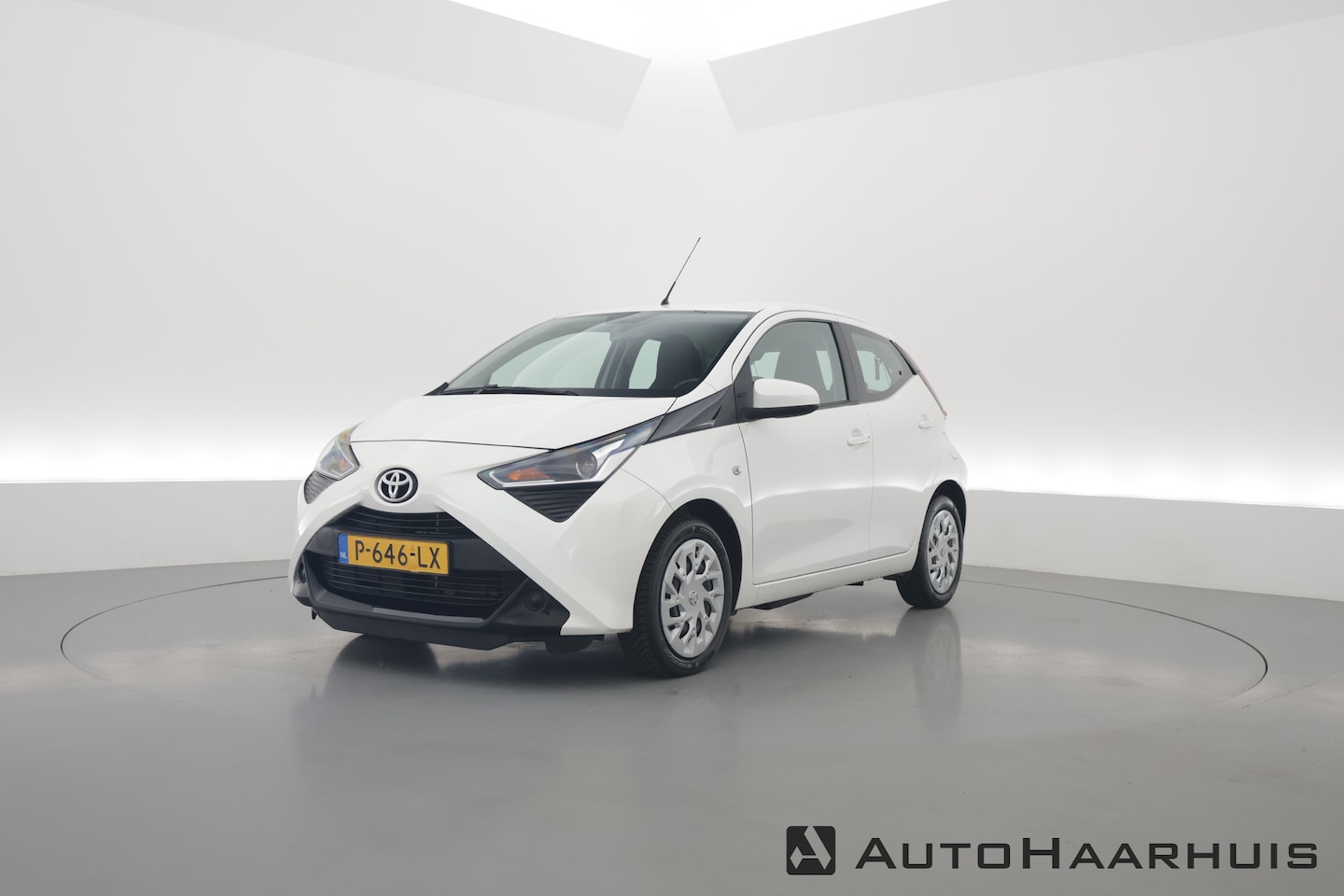 Toyota Aygo - 1.0 VVT-i x-play | Airco | Cruise | CarPlay | All Season | Camera - AutoWereld.nl