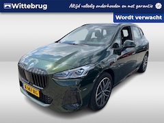 BMW 2-serie Active Tourer - 225e xDrive / Navigatie / App connect / Camera / Leder / Parkeersensoren V+A / Dodehoek /