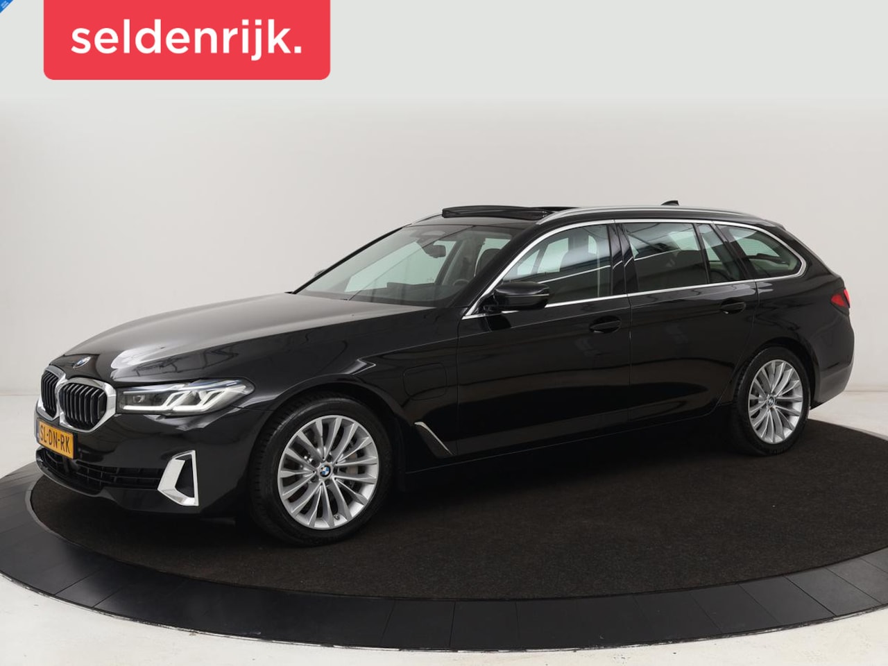 BMW 5-serie Touring - 530e Luxury Line | Panoramadak | Adaptive cruise | Leder | Massage | Head-Up | LaserLight - AutoWereld.nl