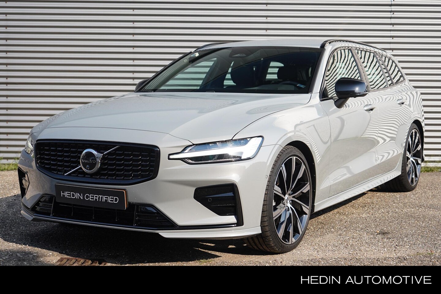 Volvo V60 - B4 Plus Dark | 360 Camera | 19 inch Black edition velgen | Sportonderstel | Nappa leder - AutoWereld.nl